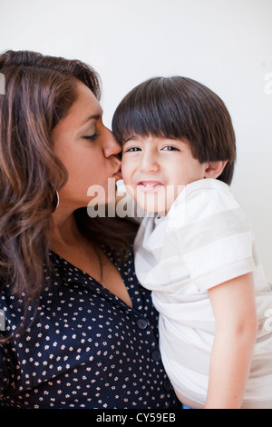 Studio Shot, Ritratto di madre e figlio Foto Stock
