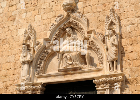 Croazia, Dubrovnik, città vecchia, monastero francescano, dettaglio della porta, pietà del XV secolo Foto Stock