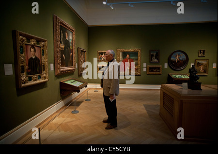 John Carey autore e critico visita il museo Ashmolean Museum di Oxford, Inghilterra, per la Vita Intelligente rivista. Fotografato da Brian Harris 11 ottobre 2011. Foto Stock