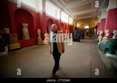 John Carey autore e critico visita il museo Ashmolean Museum di Oxford, Inghilterra, per la Vita Intelligente rivista. Fotografato da Brian Harris 11 ottobre 2011. Foto Stock