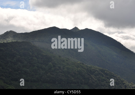 Pioggia nuvole vela sulle colline Foto Stock