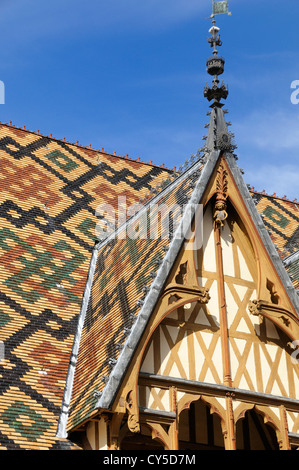 Beaune, Hospices de Beaune, Hotel Dieu, tetto in piastrelle verniciate multicolore nel cortile. Cote d'Or. Bourgogne, Franche Comte. Francia Foto Stock