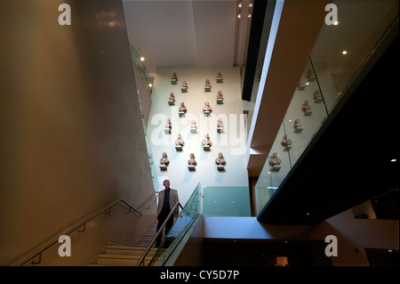 John Carey autore e critico visita il museo Ashmolean Museum di Oxford, Inghilterra, per la Vita Intelligente rivista. Fotografato da Brian Harris 11 ottobre 2011. Foto Stock