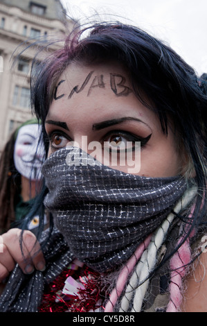 Anarchico Black Bloc perturbare Anti-austerità e anti tagli protesta organizzata dalla TUC hanno marciato attraverso il centro di Londra Foto Stock