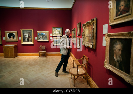 John Carey autore e critico visita il museo Ashmolean Museum di Oxford, Inghilterra, per la Vita Intelligente rivista. Fotografato da Brian Harris 11 ottobre 2011. Foto Stock