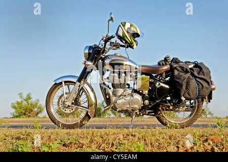 In stile retrò moto parcheggiata in un generico autostrada strada rurale scena. Posizione di tiro è Maharashtra India Foto Stock