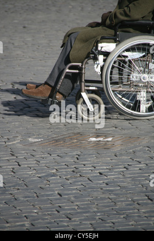 Dettaglio del vecchio uomo in sedia a rotelle in strada Foto Stock