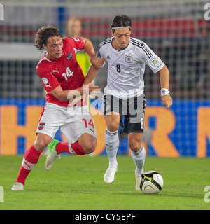 VIENNA, Austria - 11 settembre Mesut Oezil (#8 Germania) e Julian Baumgartlinger (14 Austria) lotta per la palla. Foto Stock