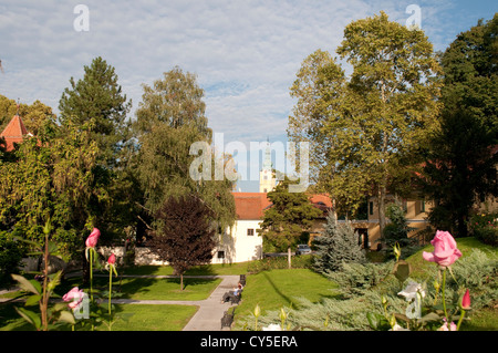 Il parco cittadino e la guglia della chiesa nella città di Samobor, Croazia Foto Stock