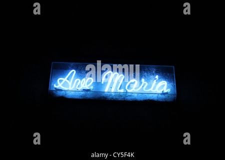 Neon blu Ave Maria segno al di fuori di una chiesa a roma Italia di notte Foto Stock