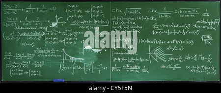 Primo piano immagine della lavagna classica con testo di matematica Foto Stock