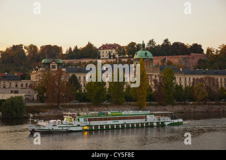 Barca sul Fiume Vltava con Kramarova vila la residenza del Primo ministro in background in Chotkovy sady park Prague CZECH REP Foto Stock