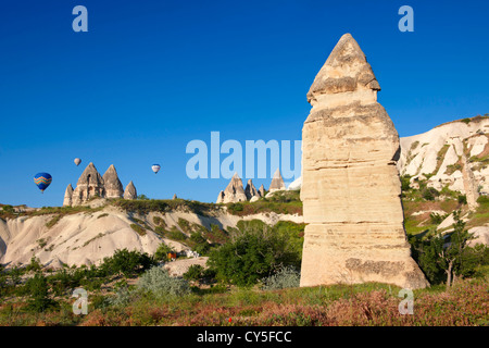 Le formazioni rocciose del camino delle fate della Valle dell'Amore, vicino a goreme, Cappadocia Foto Stock