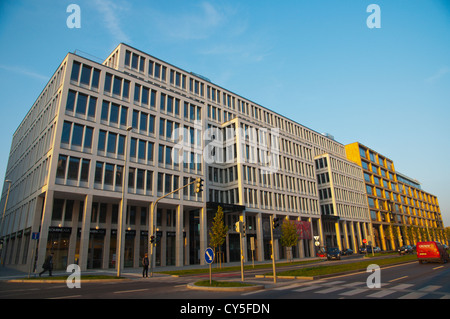 Edifici per uffici in aree che sono state inondate in 2002 lungo Rohanske nabrazi street Karlin quartiere Praga Repubblica Ceca Europa Foto Stock