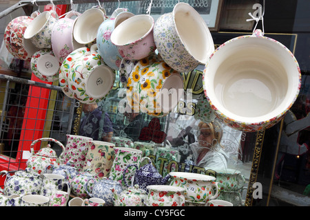 Uno di (14) le immagini relative al mercato di Portobello Road dal fotografo e le imprese che vendono antichità e bric-a-brac. Foto Stock