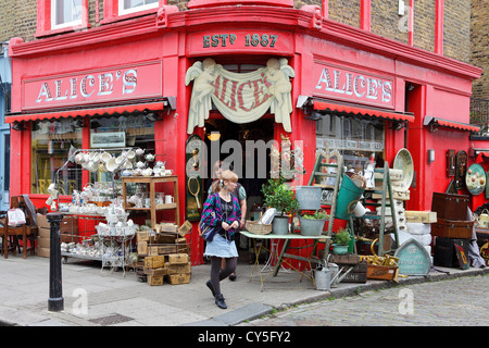 Uno di (14) le immagini relative al mercato di Portobello Road dal fotografo e le imprese che vendono antichità e bric-a-brac. Foto Stock
