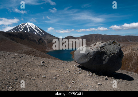 Imponente Ngauruhoe stratovulcano è il più giovane dei vulcani attivi nel Parco Nazionale di Tongariro. Tama Lago è ai suoi piedi. Foto Stock