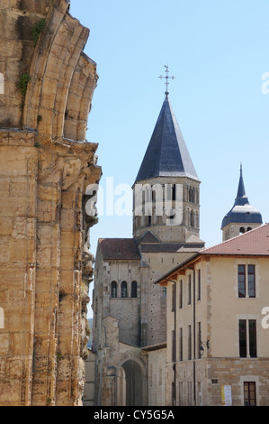 Campanile e rovine dell'antica abbazia di Cluny, Cluny, Saone et Loire, Borgogna, Franca Contea, Francia, Europa Foto Stock