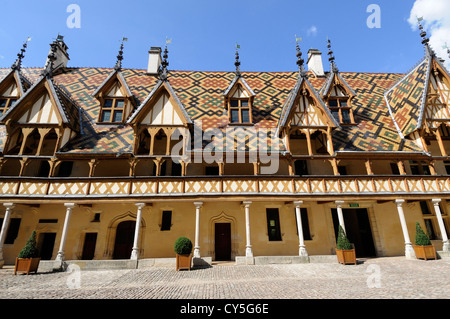 Beaune, Hospices de Beaune, Hotel Dieu, tetto in piastrelle verniciate multicolore nel cortile. Cote d'Or. Bourgogne, Franche Comte. Francia Foto Stock