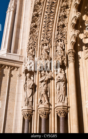 Ornati scultorei di dettaglio dell'ingresso principale della cattedrale, Kaptol, Zagabria, Croazia Foto Stock