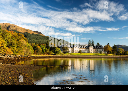 Una vista del Ardgartan Hotel dalle sponde del Loch Long Foto Stock