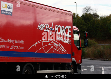 Una forza di pacchi carrello che viaggia lungo una strada a Londra, Inghilterra Foto Stock