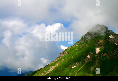 Picco di montagna tra le nuvole Foto Stock