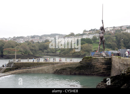 Damien Hirst 'Verity' il 20 metri di scultura in bronzo di una donna in stato di gravidanza sulla parete del porto in Ilfracombe,Devon. Foto Stock