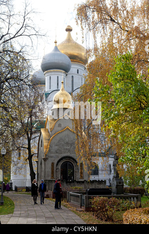 Cappella presso il Convento Novodevichy, Mosca, con la Cattedrale di Nostra Signora di Smolensk dietro Foto Stock