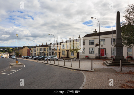 Il XVIII secolo delle case con il monumento ai caduti in guerra in piazza su un27 strada attraverso il centro del villaggio. Tandragee, CO ARMAGH, Irlanda del Nord Foto Stock