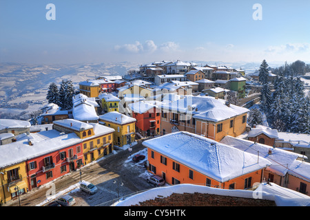 Vista aerea su piccola città, case e tetti ricoperti di neve in Diano D'Alba in Piemonte, Italia settentrionale. Foto Stock
