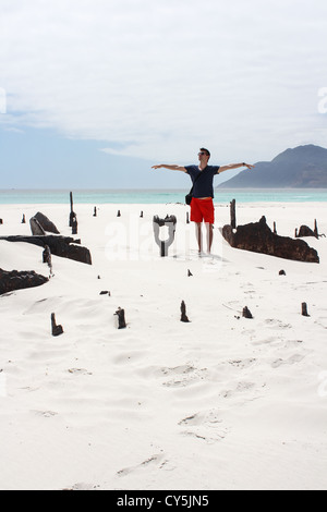 Uomo in piedi a Shipwreck Kakapo presso la spiaggia di kommetjie con le prossime storm in background Foto Stock