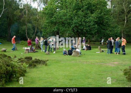 La Folla di iniziare a raccogliere per celebrare il Solstizio d'Estate a Nove Ladies Stone Circle, raccolta pagana, Foto Stock