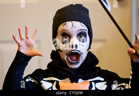 Faccia di Halloween , un giovane bambino con il volto dipinto , faccia spaventoso halloween ,costumi per bambini, costume di halloween idee , i ragazzi costumi di halloween . Foto Stock