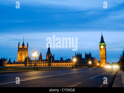 Il Big Ben e il parlamento di Londra al blue ora Foto Stock