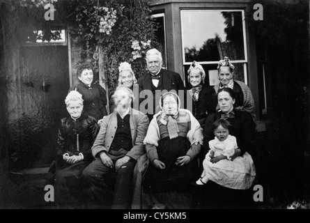 Gruppo di famiglia vittoriano fotografie Birmingham UK 1890. Nove membri della stessa famiglia e il loro personale di famiglia. Erano commercianti di legname a Birmingham che si sono trasferiti da Huddersfield Yorkshire durante la rivoluzione industriale, dove avevano una scuola e erano commercianti di stoffe. Parenti di questo fornitore di contenuti. HOMER SYKES Foto Stock