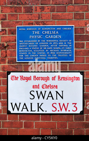 Londra, Inghilterra, Regno Unito. Chelsea Physic Garden in Swan a piedi - la placca sul muro esterno Foto Stock