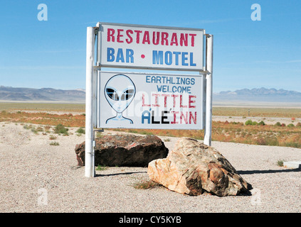 Il 'Piccolo Ale'Inn' (alien - get it?) cafe di Rachel, Nevada, vicino " zona 51'. Si consiglia di parcheggiare la tua astronave nel retro. Foto Stock