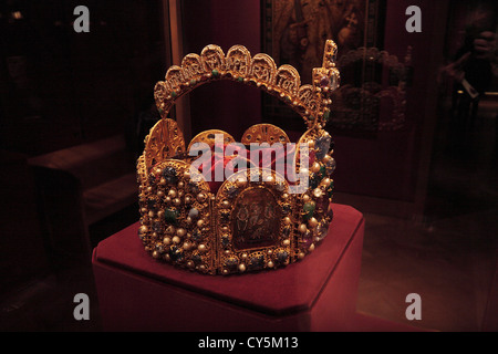 La corona imperiale sul display nel tesoro imperiale, parte del Palazzo di Hofburg a Vienna, in Austria. Foto Stock