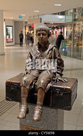 Statua in bronzo dedicato al bambino i trasporti di 1938/39 in Wien Westbahnhof (Vienna Western Station), Vienna, Austria. Foto Stock