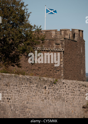 Lo scozzese si intraversa bandiera dalle mura del castello, Foto Stock