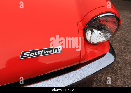 Proiettore anteriore e badge su una Triumph Spitfire Mark IV Foto Stock