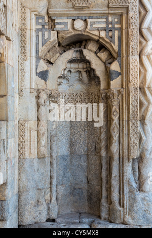 Dettaglio della nicchia laterale il principale portale di ingresso, Sultan Han nei pressi di Aksaray, Turchia Foto Stock