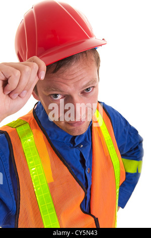 Operaio edile su sfondo bianco di indossare abiti da lavoro, giubbotto di sicurezza e di elmetto Foto Stock