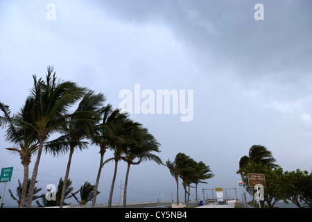 Oscura pioggia nuvole temporalesche soffiare oltre i sette miglia di ponte chiave maratona Florida keys usa Foto Stock