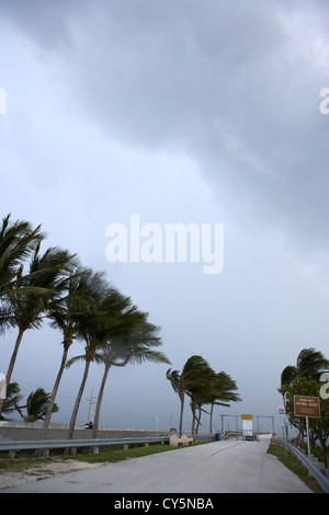 Oscura pioggia nuvole temporalesche soffiare oltre i sette miglia di ponte chiave maratona Florida keys usa Foto Stock