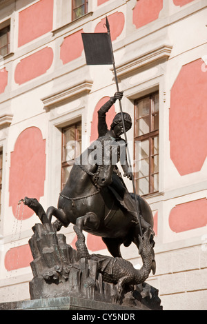 Statua in bronzo di San Giorgio che uccide il drago a Praga la Cattedrale di San Vito Foto Stock