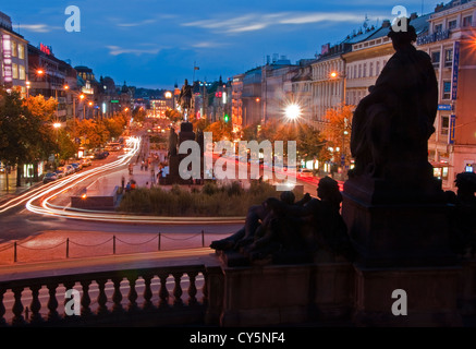 Piazza Venceslao dal Museo Nazionale passi di notte a Praga Foto Stock