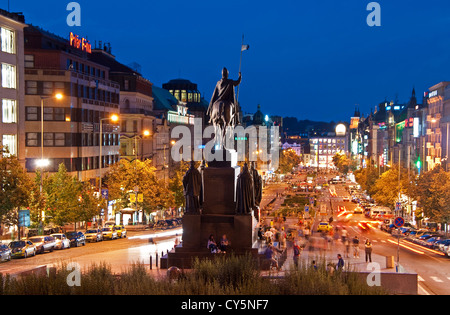 Piazza Venceslao dal Museo Nazionale passi di notte a Praga Foto Stock