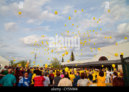 Palloncini gialli rilasciato dai sopravvissuti al cancro in una raccolta fondi evento. Foto Stock
